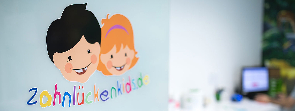 Zahnlückenkids-Logo an der Wand im Zahnzentrum Hansaring